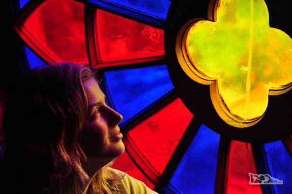 Observando de perto um dos vitrais do Convento Inmaculada Concepción, em Ancud, no norte da ilha de Chiloé, no sul do Chile